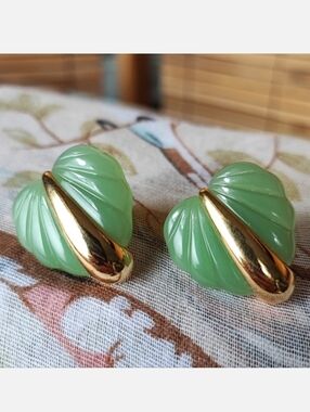 Lucite Molded Faux Jade Gold Tone Leaf Clip Earrings Green Vintage EUC